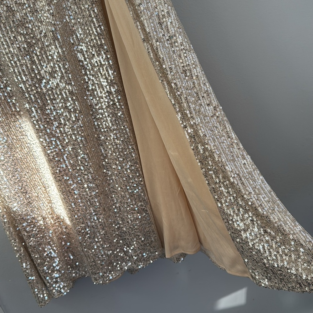 IEENA FOR MAC DUGGAL
Silver V-Neck Sequin Wrap Waist Gown size 10 - Picture 8 of 12